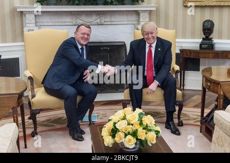 Präsident Donald Trump schüttelt die Hände mit dem dänischen Premierminister Lars Løkke Rasmussen, Donnerstag, 30. März 2017, im Oval Office des Weißen Hauses in Washington, D.C. Besuch eines Außenführers Stockfoto