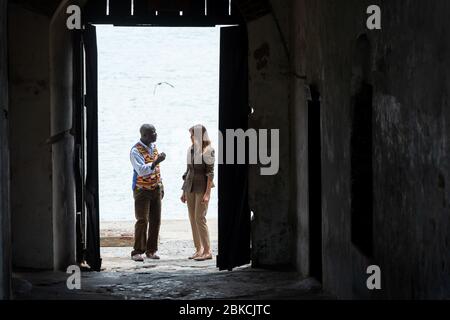 First Lady Melania Trump geht ‘Dden „Weg ohne Rückkehr“ am Cape Coast Castle Mittwoch, 3. Oktober 2018, in Cape Coast, Ghana. First Lady Melania Trumps Besuch in Afrika Stockfoto