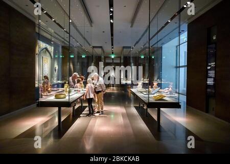 Besucher, die Ausstellungen im Museum für Islamische Kunst, Doha, Katar, Naher Osten Stockfoto
