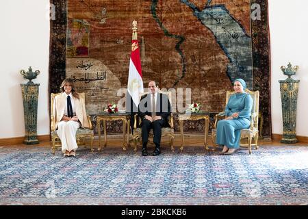 First Lady Melania Trump trifft sich mit Abdel Fattah El-Sisi, Präsident von Ägypten und seiner Frau Entissar El-Sisi am Samstag, 6. Oktober 2018, im Ittihadiya Palast in Kairo. First Lady Melania Trumps Besuch in Afrika Stockfoto