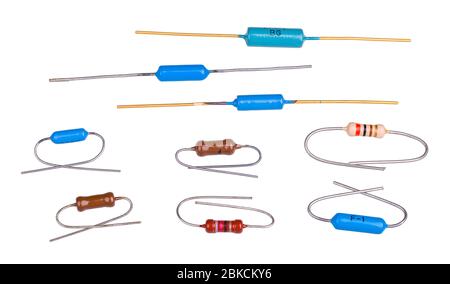 Satz von Kohlenstoff-, Metall- oder elektrischen Widerständen. Gruppe verschiedener passiver Zweiterminal-präziser elektrotechnischer Komponenten. Elektrischer Widerstand. Stockfoto
