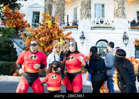 Eltern und Kinder in Halloween-Kostümen posieren für ein Foto im Weißen Haus während der Halloween-Veranstaltung 2018, die am 28. Oktober stattfand. Die Veranstaltung ist Teil der jährlichen Tradition im Weißen Haus. Stockfoto
