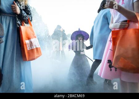 Am 28. Oktober 2018 posierten Eltern und Kinder in Halloween-Kostümen für Fotos im Weißen Haus während des Halloween-Events 2018, eine Tradition in der Residenz des US-Präsidenten. Stockfoto