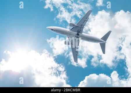 Flugzeug fliegt über weiße Wolken Stockfoto