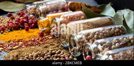 Verschiedene Gewürze in kleinen Flaschen Stockfoto