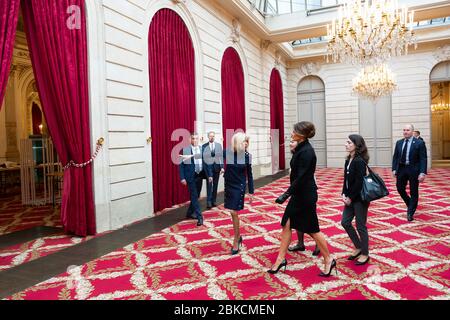 First Lady Melania Trump besichtigte den Élysée-Palast in Paris am 10. November 2018, begleitet von Brigitte Macron, der Ehefrau des französischen Präsidenten Emmanuel Macron. Stockfoto