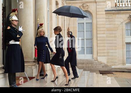 First Lady Melania Trump trifft am 10. November 2018 im Elysee-Palast in Paris ein, wo sie von Brigitte Macron, der Frau des französischen Präsidenten Emmanuel Macron, während eines diplomatischen Besuchs in Frankreich begrüßt wird. Stockfoto