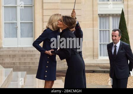 Am 10. November 2018 kam First Lady Melania Trump im Elysee-Palast in Paris an, wo sie von Brigitte Macron, der Frau des französischen Präsidenten Emmanuel Macron, begrüßt wurde. Der Besuch war Teil einer diplomatischen Reise, die sich auf die Stärkung der Beziehungen zwischen den USA und Frankreich konzentrierte. Stockfoto