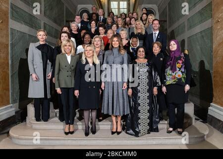 First Lady Melania Trump posiert mit der Ehefrau des französischen Präsidenten Emmanuel Macron, Brigitte Macron, Second Left, und den Partnern anderer Politiker am Sonntag, 11. November 2018, im Schloss Versailles, Frankreich. First Lady Melania Trump Besucht Frankreich Stockfoto