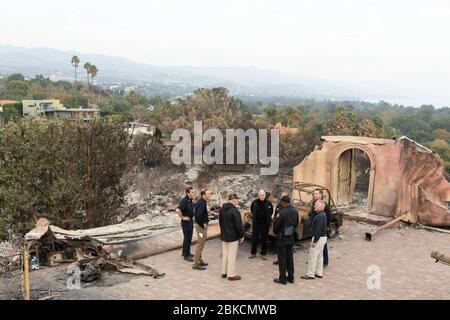 Präsident Donald J. Trump, zusammen mit dem kalifornischen Gouverneur Jerry Brown und dem gewählten Gouverneur Gavin Newsom und FEMA-Administrator Brock Long, besucht am Samstag, den 17. November 2018, ein Viertel in Malibu, Kalifornien, das durch das Feuer von Woolsey verwüstet wurde. Präsident Donald J. Trump reist nach Kalifornien Stockfoto