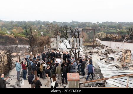 Präsident Donald J. Trump, zusammen mit dem kalifornischen Gouverneur Jerry Brown und dem gewählten Gouverneur Gavin Newsom und FEMA-Administrator Brock Long, besucht am Samstag, den 17. November 2018, ein Viertel in Malibu, Kalifornien, das durch das Feuer von Woolsey verwüstet wurde. Präsident Donald J. Trump reist nach Kalifornien Stockfoto