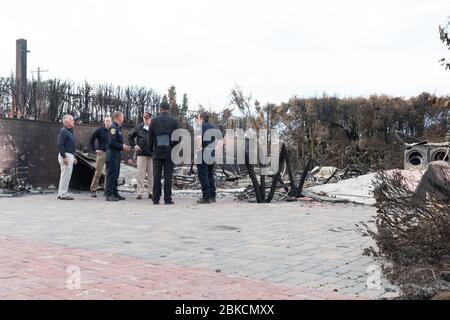 Präsident Donald J. Trump, zusammen mit dem kalifornischen Gouverneur Jerry Brown und dem gewählten Gouverneur Gavin Newsom und FEMA-Administrator Brock Long, besucht am Samstag, den 17. November 2018, ein Viertel in Malibu, Kalifornien, das durch das Feuer von Woolsey verwüstet wurde. Präsident Donald J. Trump reist nach Kalifornien Stockfoto