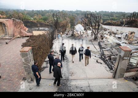 Präsident Donald J. Trump, zusammen mit dem kalifornischen Gouverneur Jerry Brown und dem gewählten Gouverneur Gavin Newsom und FEMA-Administrator Brock Long, besucht am Samstag, den 17. November 2018, ein Viertel in Malibu, Kalifornien, das durch das Feuer von Woolsey verwüstet wurde. Präsident Donald J. Trump reist nach Kalifornien Stockfoto