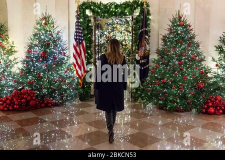 First Lady Melania Trump reviews die Weihnachtsdekoration Sonntag, 25. November 2018, in der Kreuzhalle des Weißen Hauses. Weißes Haus Weihnachten 2018 Stockfoto