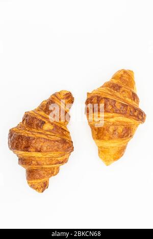 Buttercroissant, französische Viennoiserie. Kunstwerke von einem Konditormeister Stockfoto