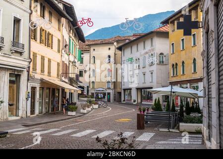 Feltre, Italien - 11. August 2019: Strassenansicht der Stadt Feltre in der Provinz Belluno in Venetien, Norditalien Stockfoto