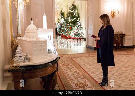 First Lady Melania Trump schaut sich das Lebkuchenhaus am Sonntag, 25. November 2018, im Ostzimmer des Weißen Hauses an. 2018 Weihnachten Im Weißen Haus Stockfoto