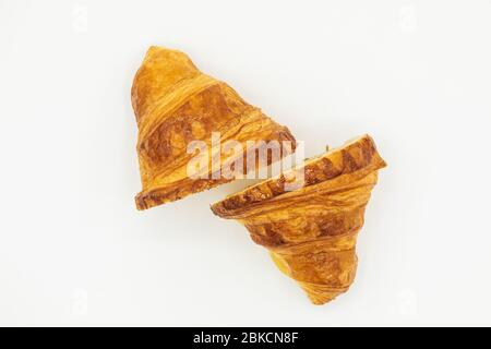 Buttercroissant, französische Viennoiserie. Kunstwerke von einem Konditormeister Stockfoto