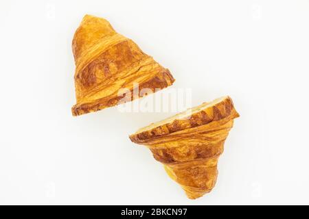 Buttercroissant, französische Viennoiserie. Kunstwerke von einem Konditormeister Stockfoto