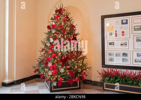 Die Ostkolonnade des Weißen Hauses ist für die Weihnachtszeit Montag, 26. November 2018 dekoriert. Weißes Haus Weihnachten 2018 Stockfoto