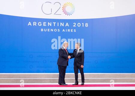 Präsident Donald J. Trump und Präsident Mauricio Macri von der Argentinischen Republik treten während der G20-Begrüßungszeremonie in Buenos Aires, Argentinien, auf. Präsident Donald J. Trump beim G20-Gipfel Stockfoto