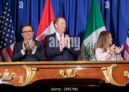 Der Handelsbeauftragte der Vereinigten Staaten, Botschafter Robert Lighthizer, Mitte, applaudiert als Präsident Donald J. Trump, Mexikopräsident Enrique Pena Nieto und der kanadische Premierminister Justin Trudeau sprechen ihre Ausführungen bei der Unterzeichnung der USMCA am Freitag, 30. November 2018, in Buenos Aires, Argentinien. Der G20-Gipfel Stockfoto