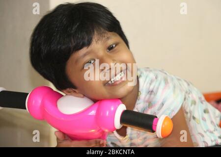 Asiatische kleine Baby Mädchen spielt zu Hause während seiner Schulferien Stockfoto