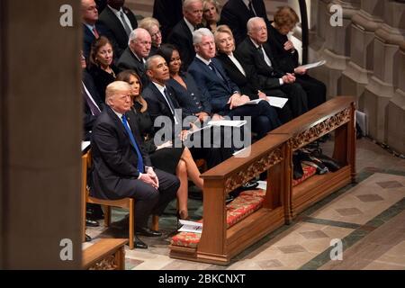 Präsident Donald J. Trump und First Lady Melania Trump, zusammen mit dem ehemaligen Präsidenten Barack Obama und First Lady Michelle Obama, dem ehemaligen Präsidenten Bill Clinton und First Lady Hillary Clinton sowie dem ehemaligen Präsidenten Jimmy Carter und First Lady Rosalynn Carter, Sehen Sie zu, wie der Sarg des ehemaligen Präsidenten George H. W. Bush den Trauerfeier am Mittwoch, 5. Dezember 2018, in der Washington National Cathedral in Washington, D.C. verlässt Buchse Stockfoto