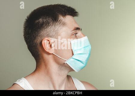 Nahaufnahme des männlichen Gesichts in medizinischer Maske auf Selbstisolation während der Coronavirus-Pandemie 2021 Stockfoto