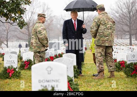 Präsident Donald J. Trump geht durch die Sektion 60 des Arlington National Cemetery mit Armee-Nationalfriedhöfen und Führung des Arlington National Cemetery am Samstag, 15. Dezember 2018, während der jährlichen Kränze quer durch Amerika Veranstaltung in Washington, D.C. mit dem Präsidenten sind Karen Durham-Aguilera, Excutive Director, Armee Nationale Militärfriedhöfe und Arlington Nationalfriedhof; US Army Oberst Jerry Farnsworth, Stabschef, Armee Nationale Militärfriedhöfe und Arlington Nationalfriedhof; und US Army Command Sgt. Maj. Juan Abaru, Armee Nationale Militärfriedhöfe und Arlington Natio Stockfoto