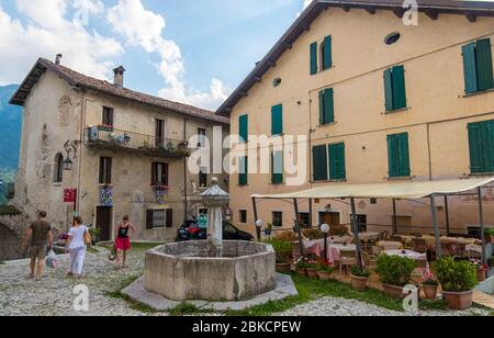 Feltre, Italien - 11. August 2019: Strassenansicht der Stadt Feltre in der Provinz Belluno in Venetien, Norditalien Stockfoto