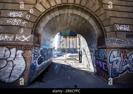 New York, N.Y/USA – 2. Mai 2020: Der Tunnel der Manhattan Bridge ist aufgrund der gesundheitlichen Risiken von COVID-19 ruhig. Kredit: Gordon Donovan/Alamy Live News Stockfoto
