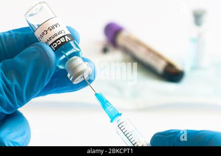 Coronavirus COVID-19 Impfstoff Fläschchen und Injektionsspritze in medizinischen Händen Konzept Stockfoto