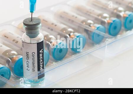 Medizinische Spritze mit Glasampulle mit Coronavirus COVID-19 Impfstoff. Stockfoto