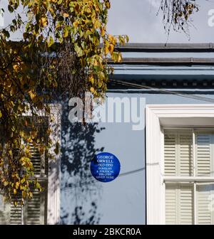 Blaue Plakette für George Orwell, Schriftsteller und politischer Essayist, 1903-1950 an der Seite eines Hauses, in dem er lebte, Portobello Road, Notting Hill, London. Stockfoto