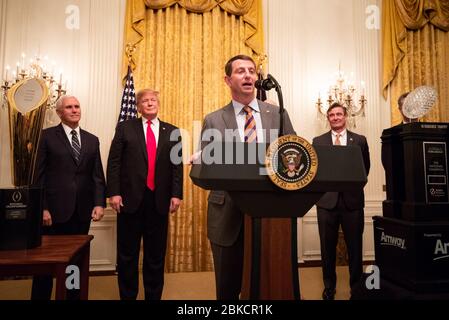 Präsident Donald J. Trump und Vizepräsident Mike Pence schauen auf, wie Clemson Cheftrainer Dabo Swinney hält Bemerkungen während einer Feier für die 2018 NCAA College Football National Champions The Clemson Tigers Montag, 14. Januar 2019, im East Room. Präsident Trump begrüßt die Clemson Tigers im Weißen Haus Stockfoto