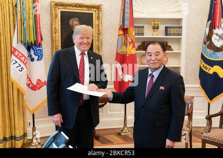 Präsident Donald J. Trump überreichte ihm am Freitag, den 18. Januar 2019, im Oval Office einen Brief von Kim Yong Chol, dem stellvertretenden Vorsitzenden der koreanischen Arbeiterpartei und Vorsitzenden des Korea Asia Pacific Peace Committee. Präsident Trump trifft Kim Yong Chol Stockfoto