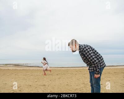 Unzufriedener Mann schimpft seine Frau am Strand. Konflikte, Streit und Beziehungsprobleme. Stockfoto