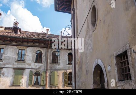 Feltre, Italien - 11. August 2019: Strassenansicht der Stadt Feltre in der Provinz Belluno in Venetien, Norditalien Stockfoto