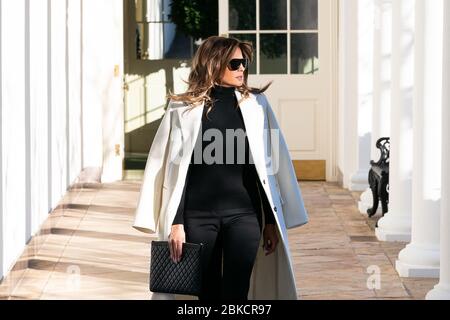 First Lady Melania Trump geht am Freitag, den 25. Januar 2019, im Weißen Haus entlang der Kolonnade. First Lady Melania Trump auf der Kolonnade Stockfoto