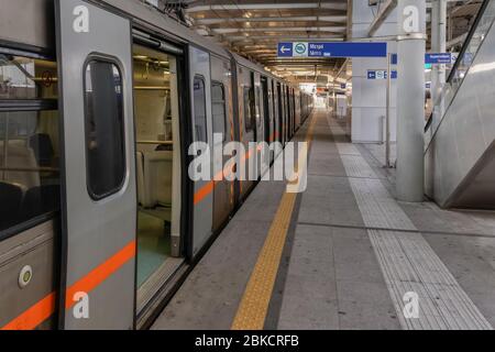 Athen, Griechenland leerer U-Bahn-Zug hielt am Bahnhof. Reisebus ohne Passagiere mit offenen Türen auf Gleis am Eleftherios Venizelos International Airport Stockfoto