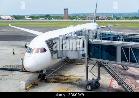 Singapore Airlines Boeing 787 Dreamliner am Flughafen Denpasar in Bali Stockfoto