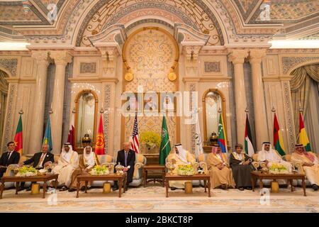 Am 21. Mai 2017 nahmen Präsident Donald Trump und König Salman bin Abdulaziz Al Saud an einem Treffen der Führer des Golfkooperationsrates im King Abdulaziz Conference Center in Riad, Saudi-Arabien, Teil. Stockfoto