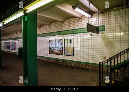 New York, N.Y/USA – 2. Mai 2020:die U-Bahnstation 14th Street ist aufgrund der COVID-19 wegen gesundheitlicher Bedenken ruhig.Quelle: Gordon Donovan/Alamy Live Stockfoto