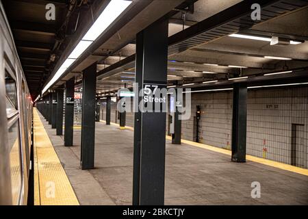 New York, N.Y/USA – 2. Mai 2020:die 57th Street Station ist aufgrund der COVID-19 wegen gesundheitlicher Bedenken ruhig. Quelle: Gordon Donovan/Alamy Live News Stockfoto