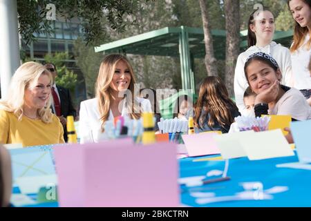 First Lady Melania Trump trifft sich mit Kindern, während sie die medizinische Einrichtung der Hadassah Organisation am Montag, 22. Mai 2017, in Jerusalem besucht. Präsident Trumps Auslandsreise Stockfoto