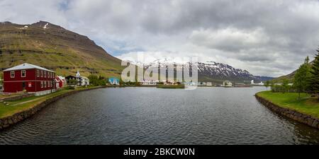 Panoramablick auf Fjarðará, das Binnenhafensgebiet des Fjords bei Seyðisfjörður, Island. Stockfoto