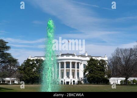 Am 14. März 2019 wurde der South Lawn Brunnen im Weißen Haus zu Ehren des Besuchs des irischen Premierministers Leo Varadkar grün gefärbt. Die Veranstaltung markierte die Feier des St. Patrick's Day und der Beziehungen zwischen den USA und Irland. Stockfoto