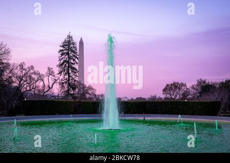 Am 14. März 2019 sprühte ein Brunnen auf dem Südrasen des Weißen Hauses grünes Wasser zu Ehren des Besuchs des irischen Premierministers Leo Varadkar. Diese Tradition markierte die Feier des St. Patrick's Day und die starken Beziehungen zwischen den USA und Irland. Stockfoto