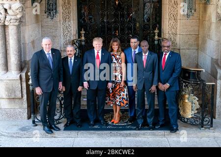 Präsident Donald J. Trump und First Lady Melania Trump begrüßen die karibischen Führer am Freitag, den 22. März 2019, in Mar-a-Lago in Palm Beach, Florida. Von links: Premierminister Allen Chastanet von St. Lucia; Präsident Danilo Medina Sanchez von der Dominikanischen Republik; Premierminister Andrew Holness von Jamaika; Präsident Jovenel Moise von der Republik Haiti und Premierminister Hubert Minnis vom Commonwealth der Bahamas. Präsident Trump und First Lady Melania Trump treffen sich mit karibischen Führern Stockfoto